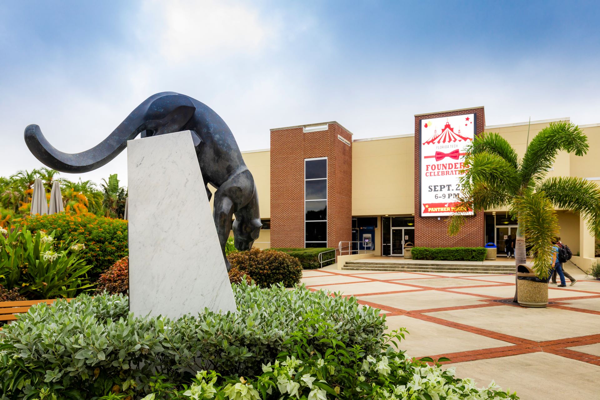 A statue of a puma at one of the entrances to the university campus